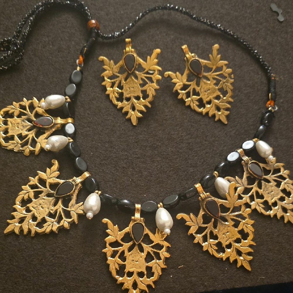 Elegant Gold and Black Leaf Necklace Set